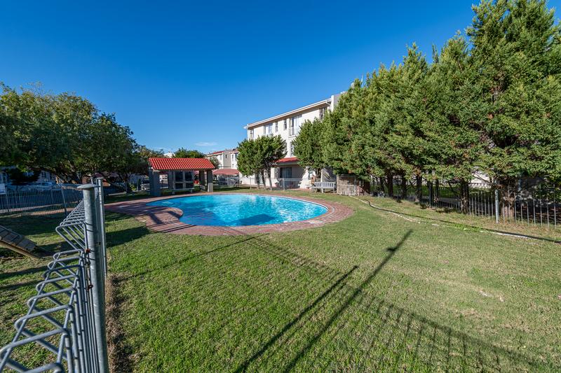 1 Bedroom Property for Sale in Oakglen Western Cape